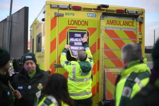 Avrupa'da grev dalgası! İngiltere’de ambulans çalışanları sokaklara döküldü...